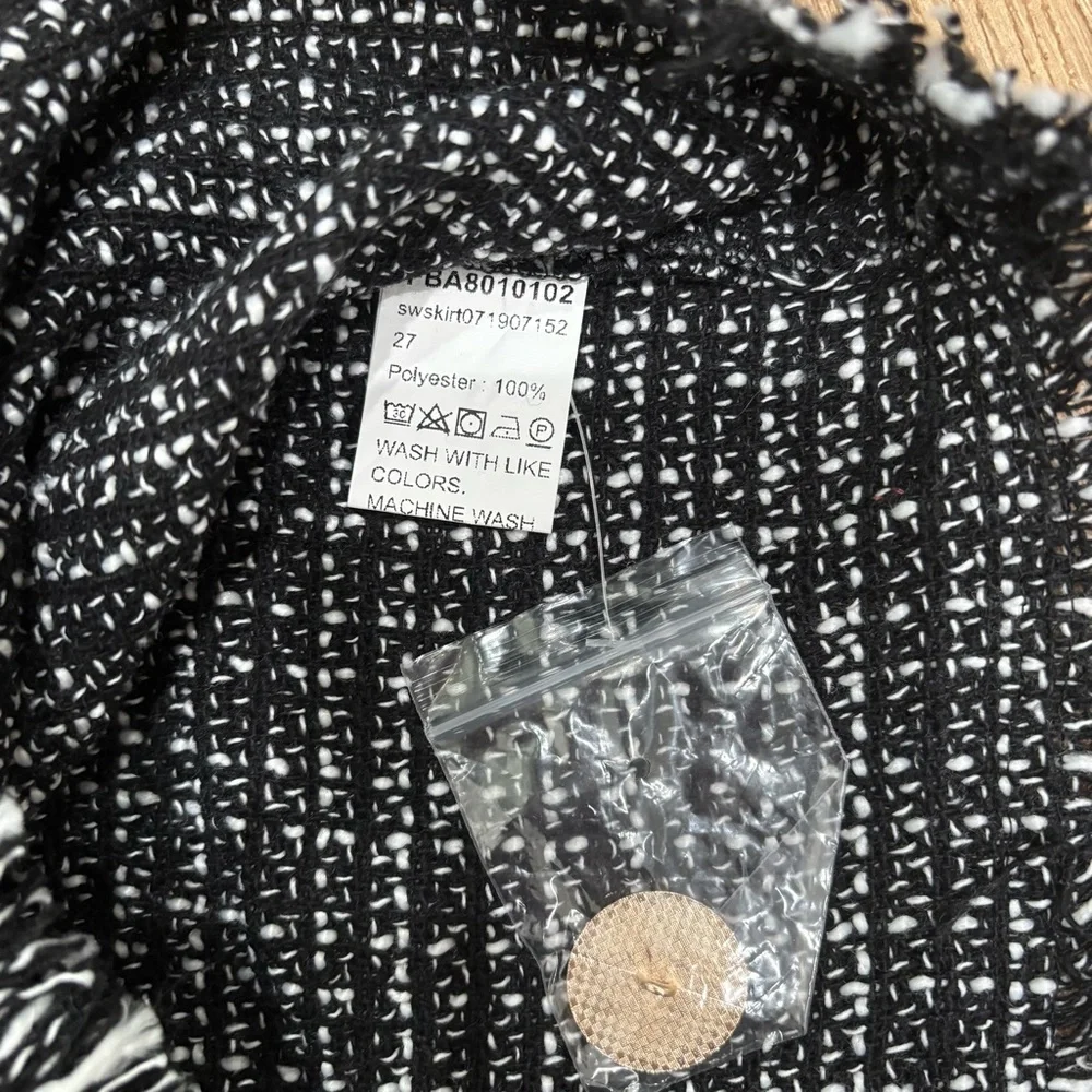 H&M Chic Black and White Tweed Like Skirt - Picture 5 of 5